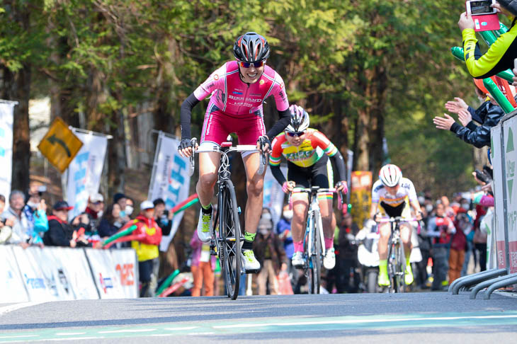 女子　金子広美（イナーメ信濃山形-F）が、福田咲絵（フィッツ）、唐見実世子（弱虫ペダルサイクリングチーム）を振り切ってゴールに飛び込む