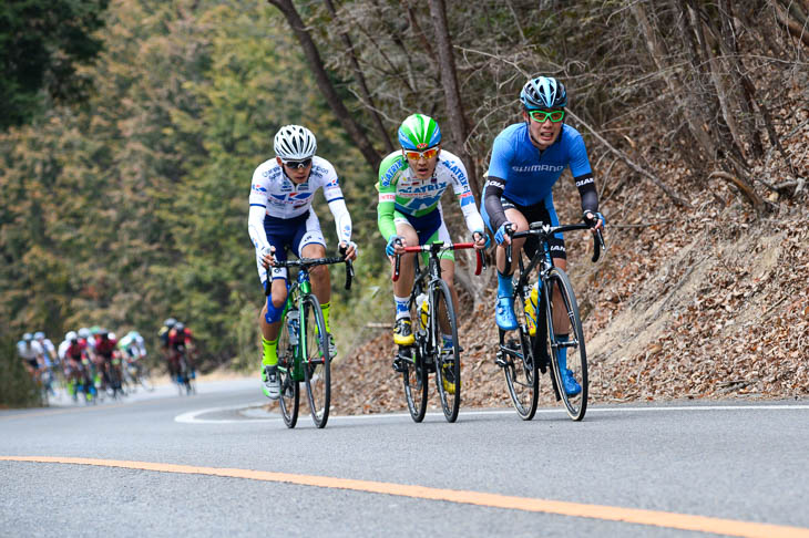 6周目、入部正太朗(シマノレーシング)、田窪賢次(マトリックスパワータグ)、阿曽圭佑(キナンサイクリングチーム)が抜け出すが、後方に集団が迫る