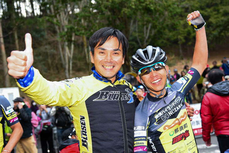 地元・栃木での優勝を喜ぶ吉岡直哉と那須ブラーゼンの清水監督(写真左)