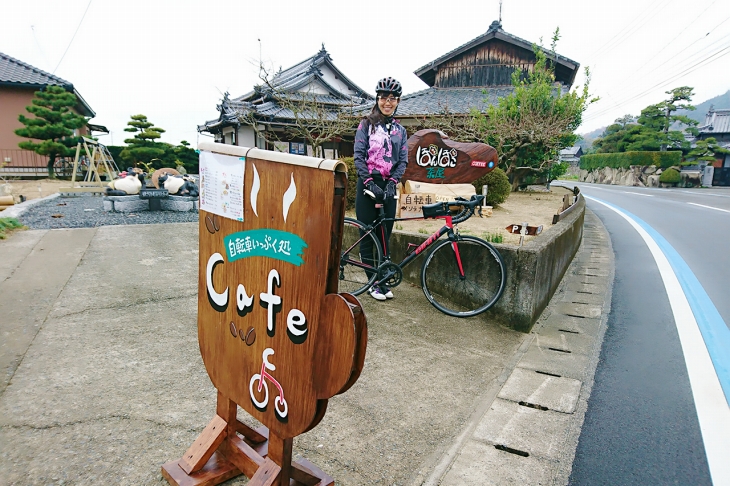 滋賀焼きのたぬきの置物が迎えてくれます（左後ろ）そしてもちろんサイクルラック