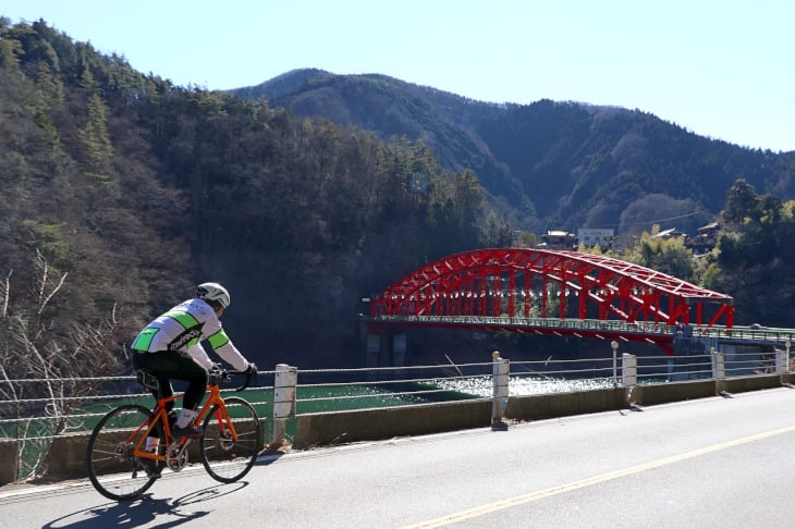 左手に赤のコントラストが印象的で美しい”峰谷(みねだに)橋”が見えてきました。