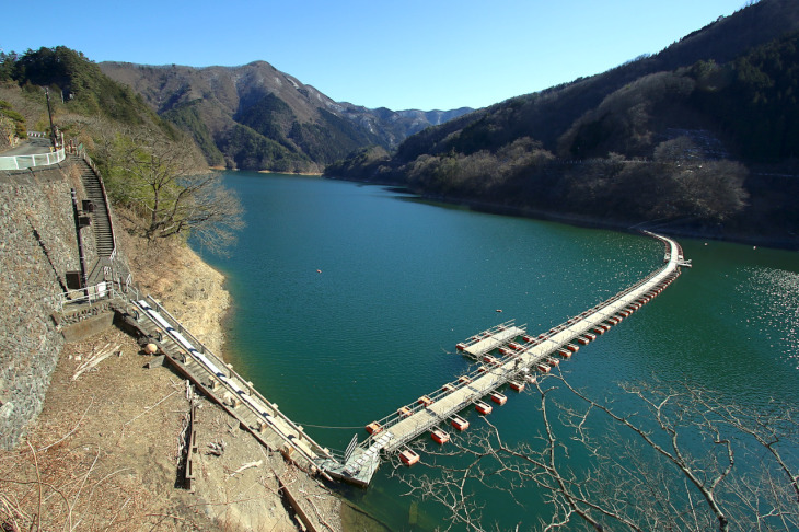 これが有名な”麦山ドラム缶橋”。平成初期まではフロートにドラム缶が使われていたそうです。