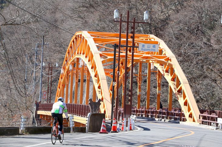 オレンジ色の”麦山(むぎやま)橋”は昭和55年竣工の37歳。先の峰谷橋と同じくアーチ橋形状。