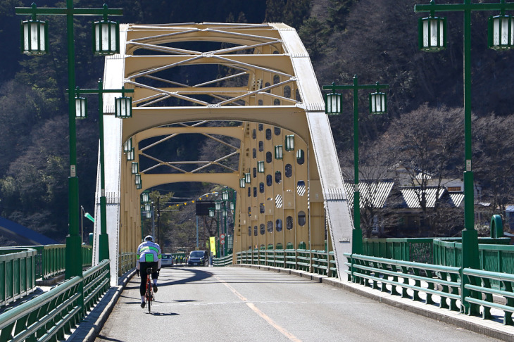 奥多摩湖ができる以前の旧多摩川に架けられた深山橋。何とも言えない趣がある。