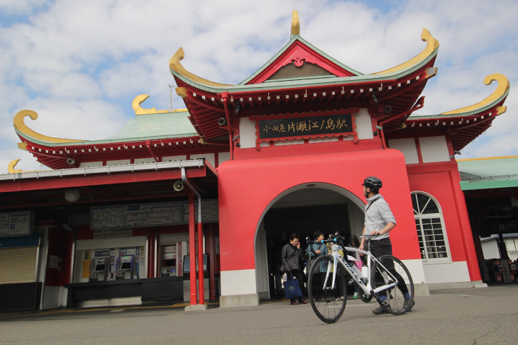 竜宮城スタイルの駅舎を眺めながら、湘南サイクリングをスタートする