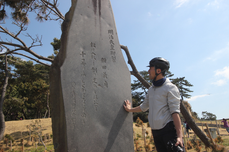 明治天皇の短歌は、新田義貞が刀を海に差し込み、潮を引かせたという伝説のシーンが詠まれている