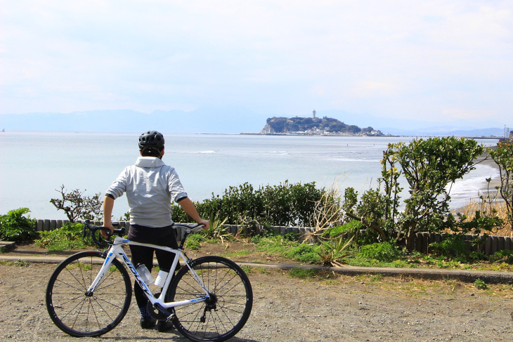 稲村ガ崎から眺める江ノ島は美しい