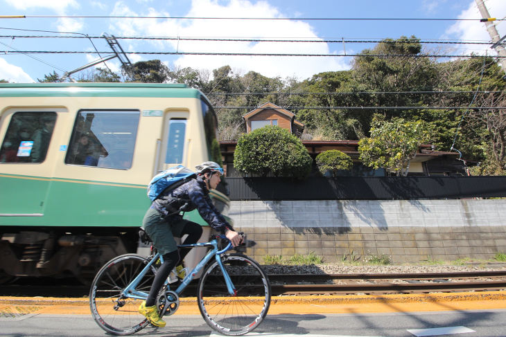 稲村ヶ崎駅から極楽寺駅までも並走できる併用軌道区間がある