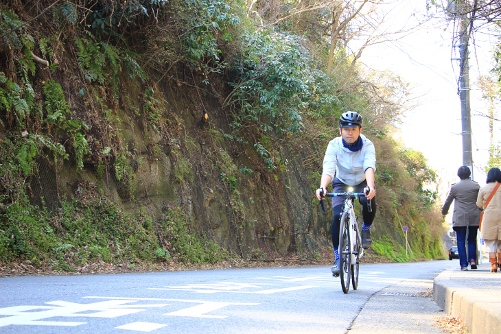 極楽寺坂切通しは車道として整備されてしまっているため、新田義貞の侵攻を食い止めた様子は伺うことはできない