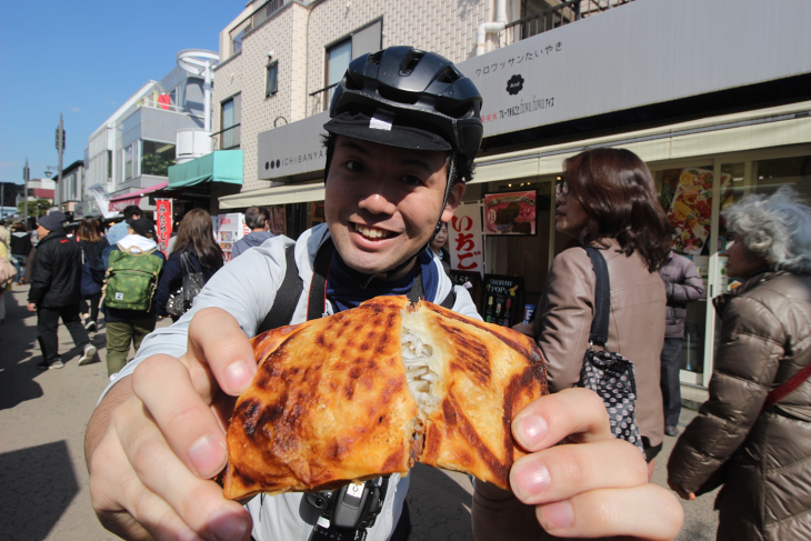 クロワッサンたい焼き(しらす)を食べ歩きスタイルで頂くことに