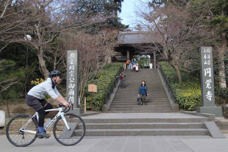 鎌倉五山・第二位の円覚寺山門前をいく