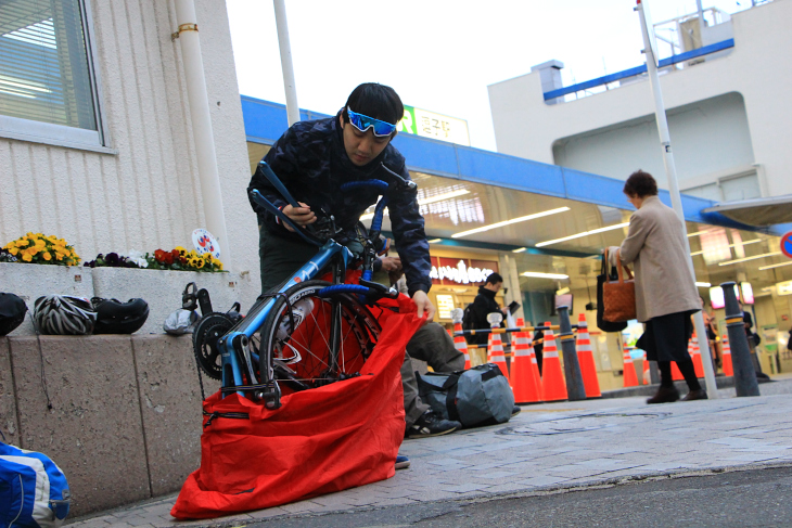 日没前に無事ゴール地点JR逗子駅に到着！自転車を片付け帰路につく