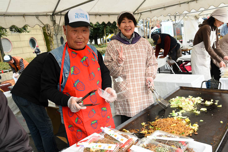 宇都宮クリテリウムでは地元の方々が出店する屋台が盛況だ