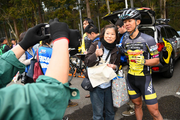 ファンと記念撮影に納まる那須ブラーゼンの吉岡直哉