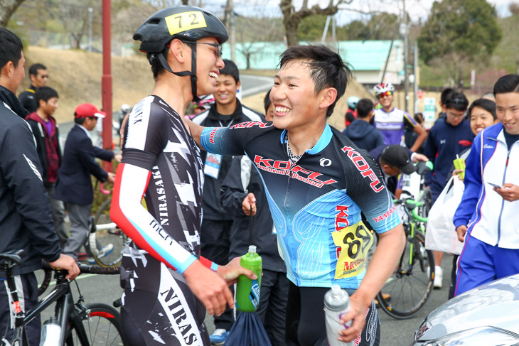 声を掛け合って抜け出した山本哲央（韮崎）と依田翔大（甲府工）がワン・ツー