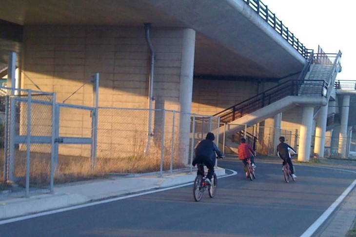 中学校でできた仲間と毎日自転車で駆けずり回った