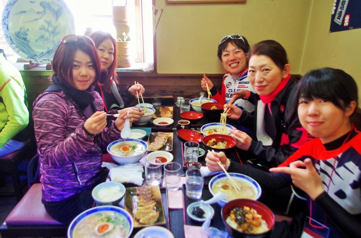 料理もお米もとってもおいしいとご満悦の参加者たち