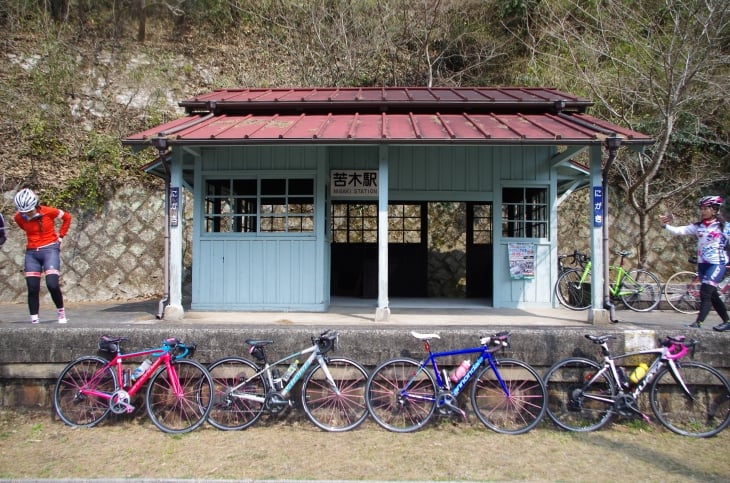 これぞ廃線跡の駅舎「苦木駅」