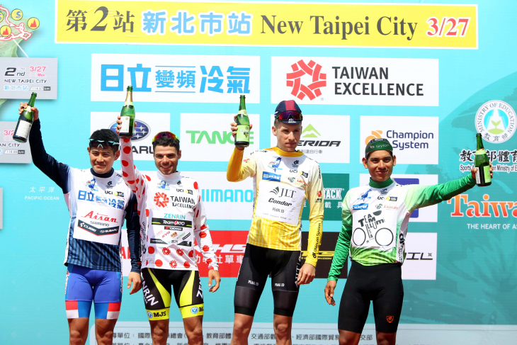 各賞ジャージ表彰。ベンジャミン・プラデス(スペイン、チーム右京)が山岳賞、早川朋宏(愛三工業レーシング)がアジアンリーダーに