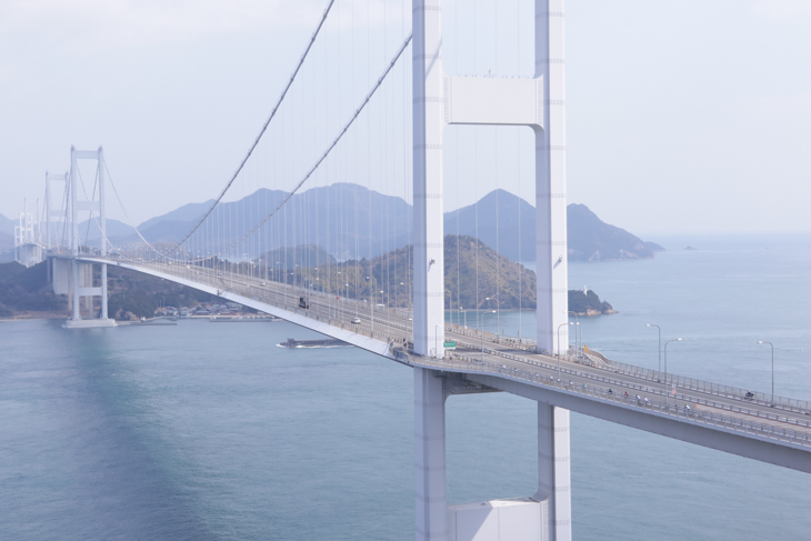 今治側のしまなみ海道の入り口、来島海峡大橋