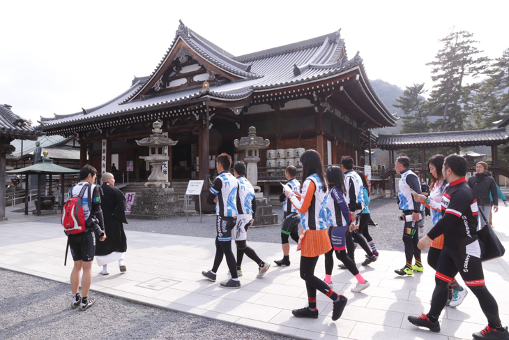 弘法大師ゆかりの善通寺を訪問したサイクリングPR隊の一行