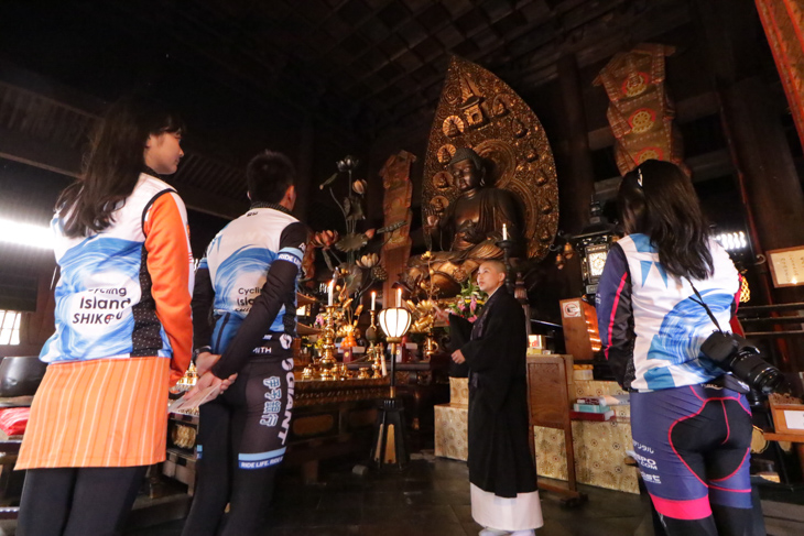 善通寺ではお坊さんに弘法大師のお話などを聞くことができる