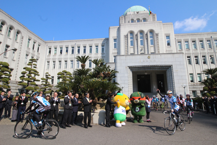 愛媛県庁を走り出していく四国一周サイクリングPR隊