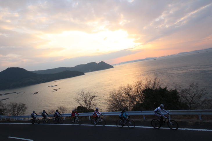 瀬戸大橋に沈む夕陽を見ながら走る