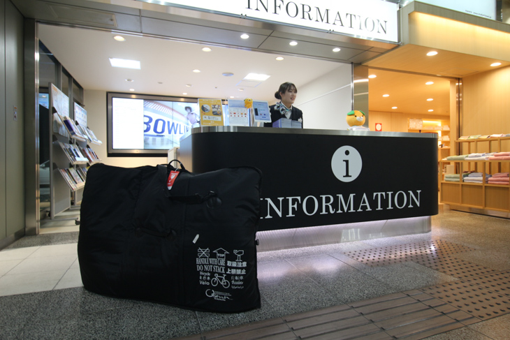 空港内のインフォメーションカウンターでは輪行バッグなどを7日間以内預かってくれる