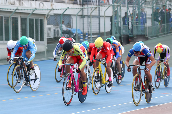 ポイントレース ゴール倍点先頭は2位の平安山良希(北中城)、優勝は右の小林右京(日出総合)