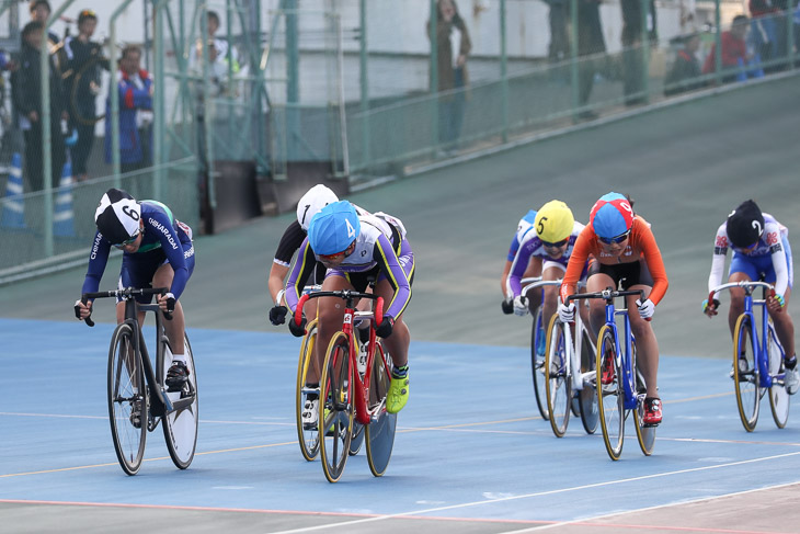 女子スクラッチ 中冨尚子(左端、千原台)が優勝