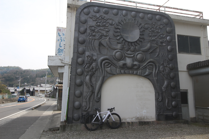 菊間町は瓦の産地として有名。道路沿いにはこんな鬼瓦も