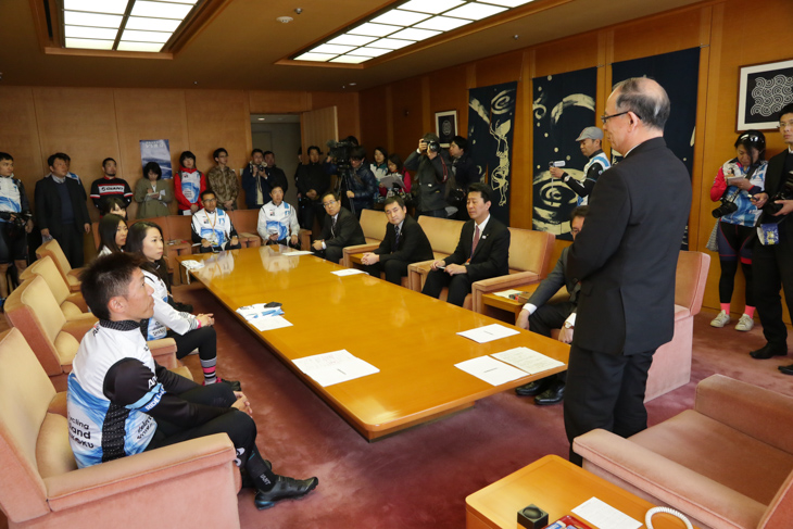 表敬訪問したPR隊を徳島県の熊谷幸三副知事が迎える