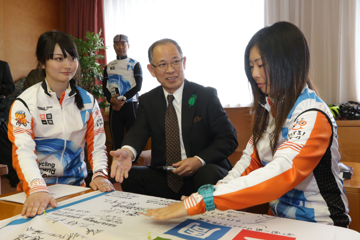 フラッグに署名した徳島県の熊谷幸三副知事。書いたのは「発心!!!」