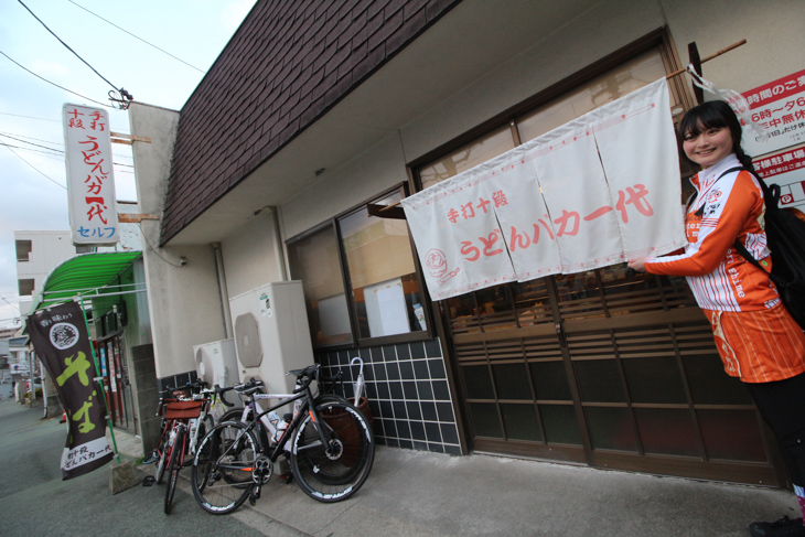 朝イチで乗り込んだのは高松市内の「うどんバカ一代」