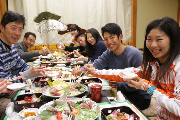 宴会形式で皿鉢料理を囲むのが土佐の夕食の正しいあり方です