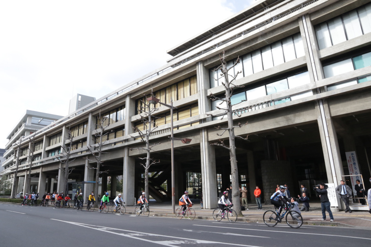 香川県庁に到着した四国一周サイクリングPR隊