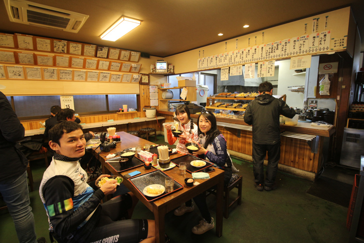 朝6時台から地元の人で賑わう。セルフ形式のうどん店だ