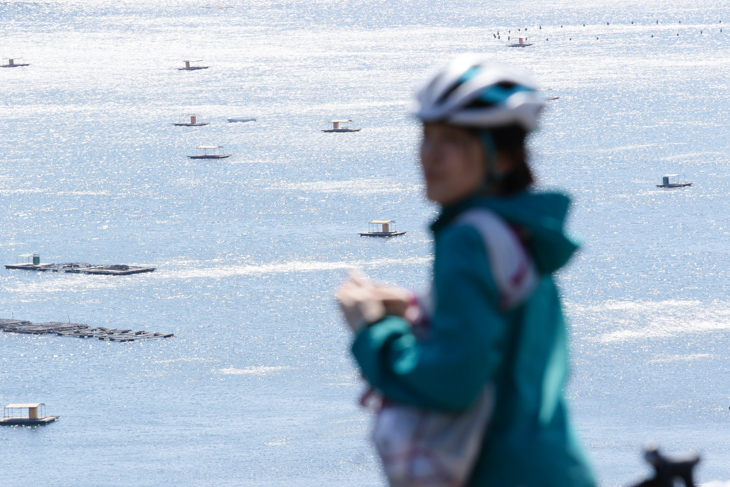 春の海の眩しさが嬉しい。海に浮かぶのは釣りの筏だとか