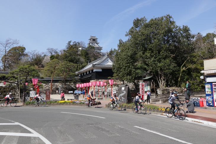 高知城の追手門前に到着した四国一周サイクリングPR隊一行
