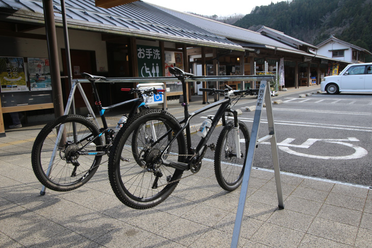 四万十川流域の道の駅や食堂にはサイクルスタンドが備わっている