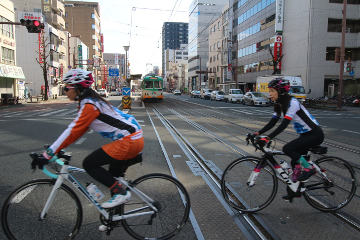 路面電車の走る高知市街を抜けて県庁へと向かう