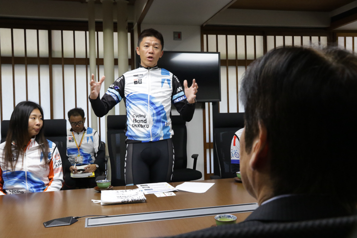 高知県庁で四国一周サイクリングをPRする門田基志さん