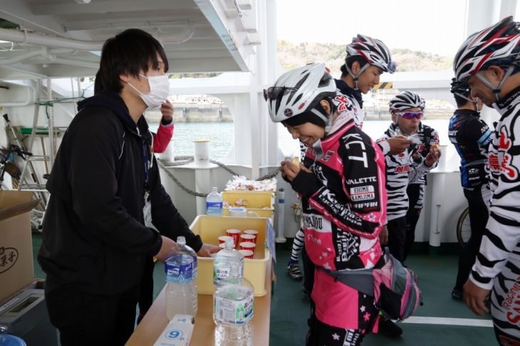 船内にて補給。今回サポート頂いたチーム山鳥さんと上島町サイクリングチームさん