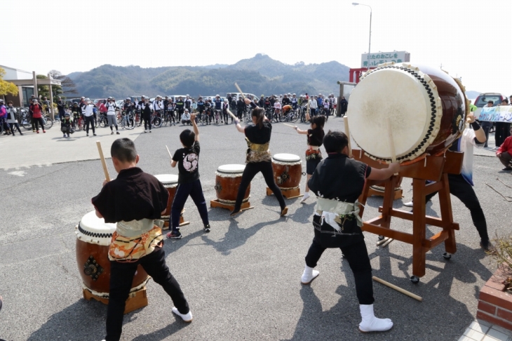 岩城太鼓を叩く地元の子供たち