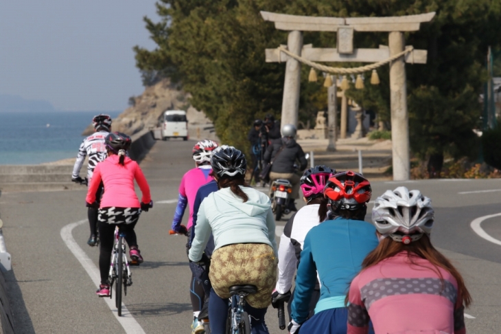 途中には小さな社も