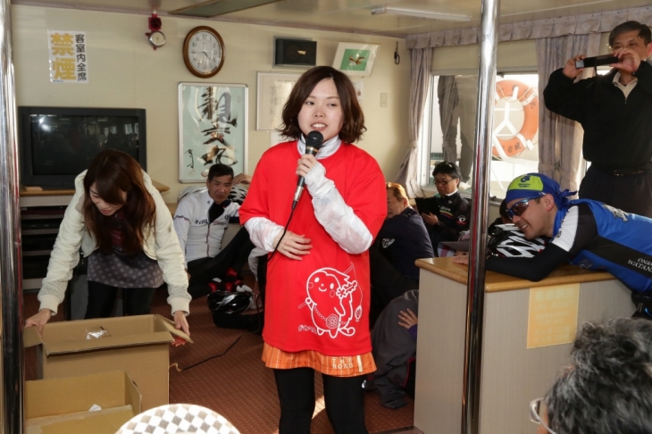 かみりんTシャツをゲット!一言どうぞに目が泳いています(笑)