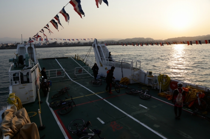 夕日とともに。素敵な船旅&サイクリングでした