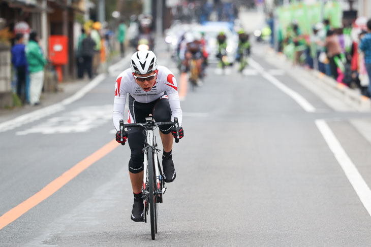 ラスト6km地点、西薗良太（ブリヂストンアンカー）がアタックする