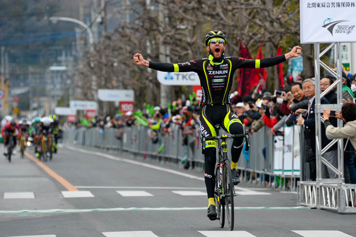 後続に4秒差をつけてサルバドール・グアルディオラ（チーム右京）がステージ優勝